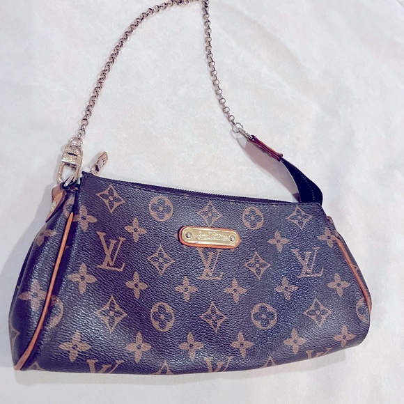 Louis mini bag so cute and trendy with the gold chain handle - Picture 3 of 4